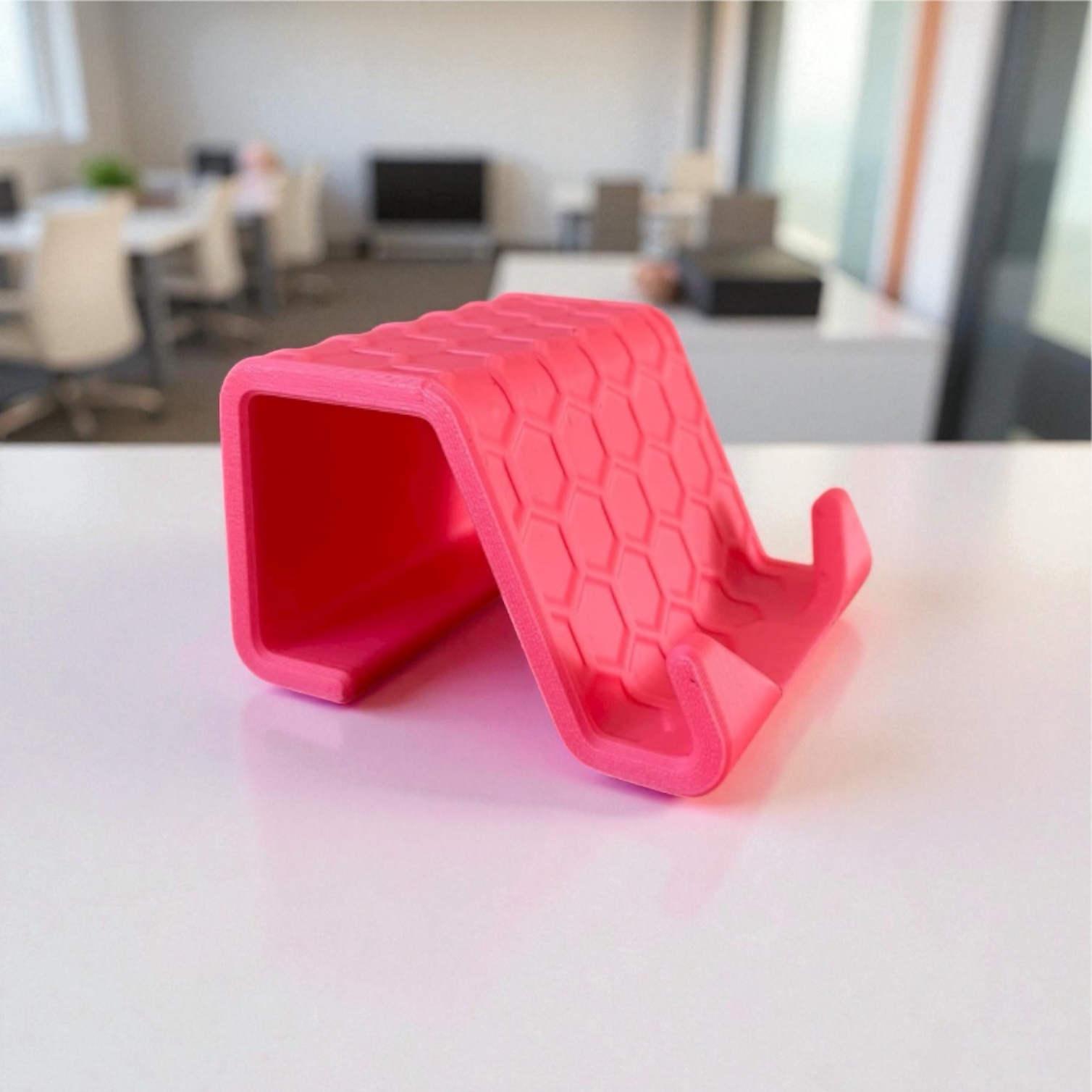 Support smartphone design alvéolé 3D : Un accessoire stylé et pratique pour toutes vos surfaces – Image 2