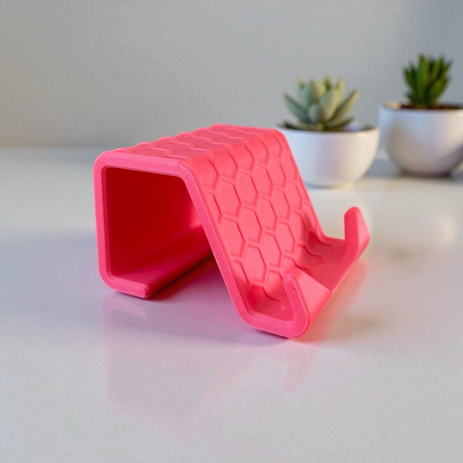 Support smartphone design alvéolé 3D : Un accessoire stylé et pratique pour toutes vos surfaces