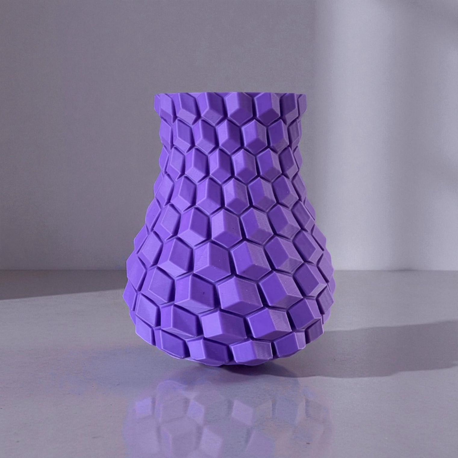 Vase géométrique 3D violet : Modernité et couleurs pour illuminer votre intérieur – Image 2