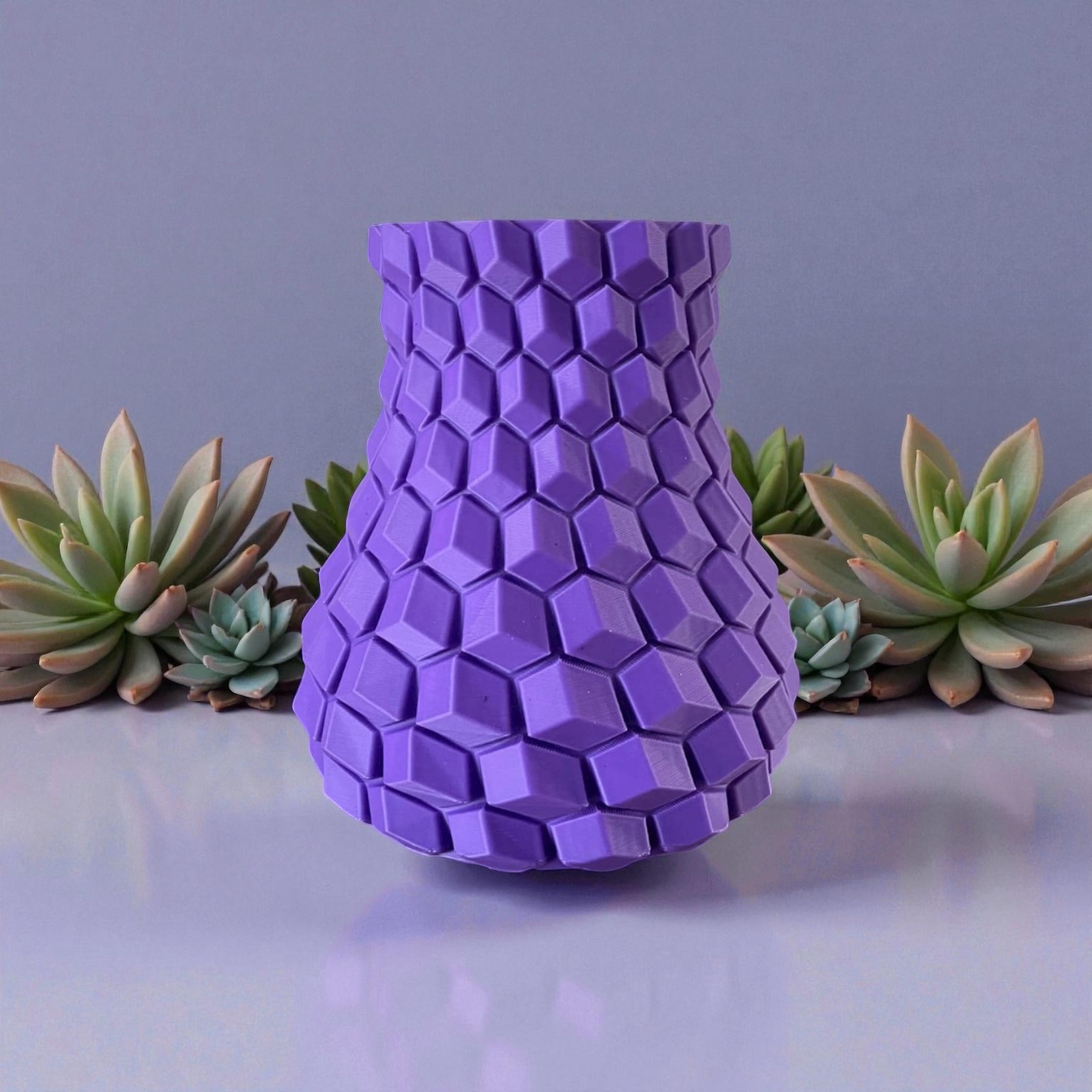 Vase géométrique 3D violet : Modernité et couleurs pour illuminer votre intérieur