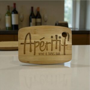 Planche apéro bambou gravée : L’accessoire convivial et élégant pour tous vos tapas et soirées
