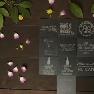 Sous-verres ardoise gravés : Ajoutez une touche d’humour et d’élégance à chaque apéro