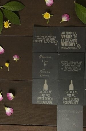 Sous-verres ardoise gravés : Ajoutez une touche d’humour et d’élégance à chaque apéro