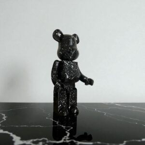 Bearbrick noir moucheté 3D : La figurine hype et artistique à ajouter à toute déco tendance