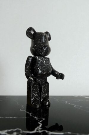 Bearbrick noir moucheté 3D : La figurine hype et artistique à ajouter à toute déco tendance