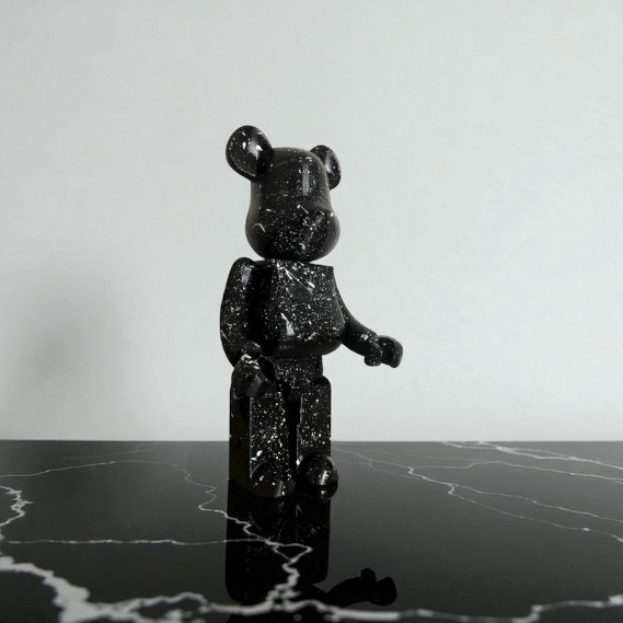 Bearbrick noir moucheté 3D : La figurine hype et artistique à ajouter à toute déco tendance