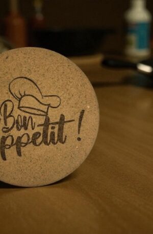 Dessous de plat liège Bon Appétit toque : L’élément chaleureux et personnalisé pour votre cuisine