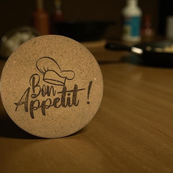 Dessous de plat liège Bon Appétit toque : L’élément chaleureux et personnalisé pour votre cuisine