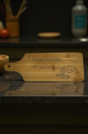 Planche à découper gravée : À chaque problème, sa solution… et son saucisson ! L’accessoire humoristique et pratique pour l’apéro