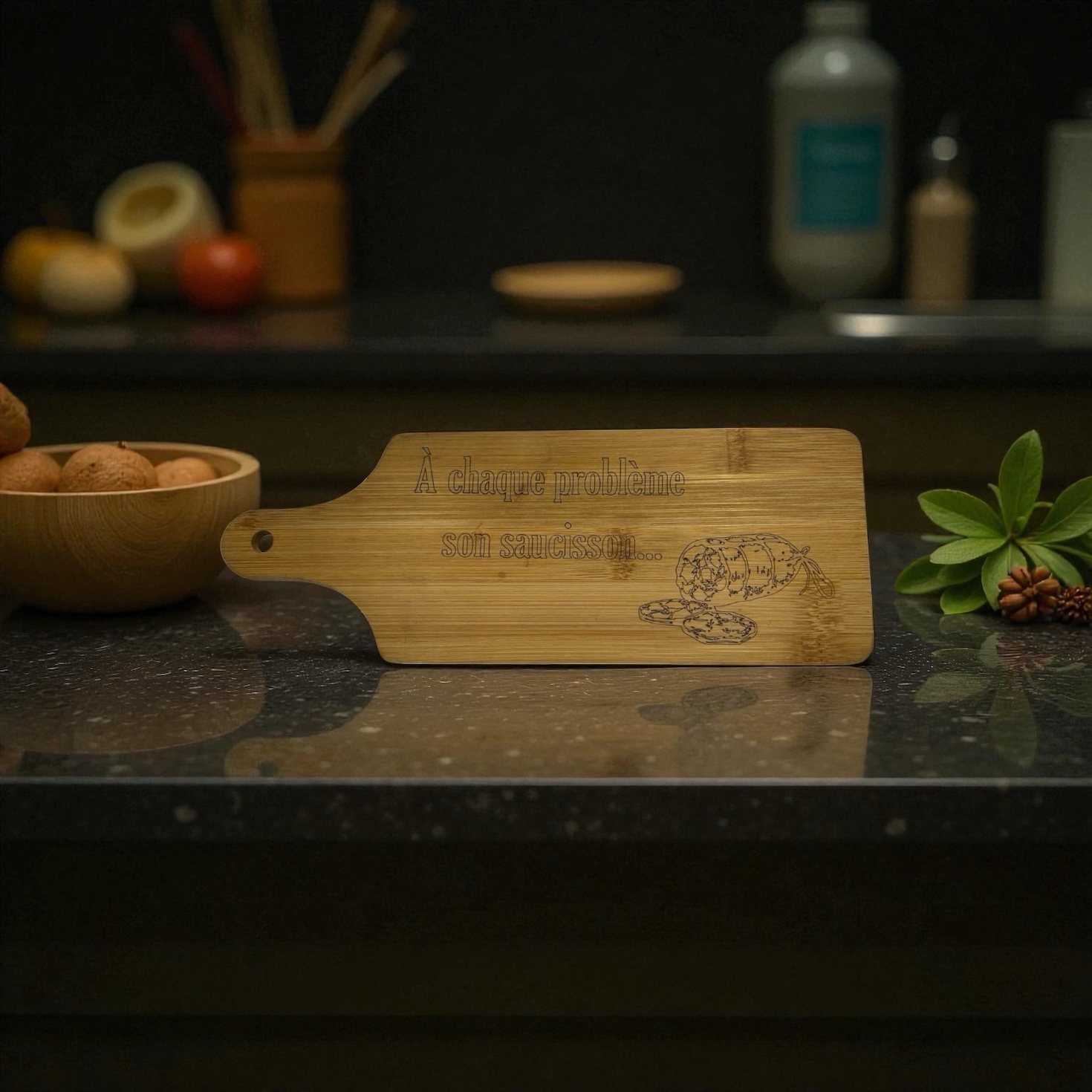 Planche à découper gravée : À chaque problème, sa solution… et son saucisson ! L’accessoire humoristique et pratique pour l’apéro