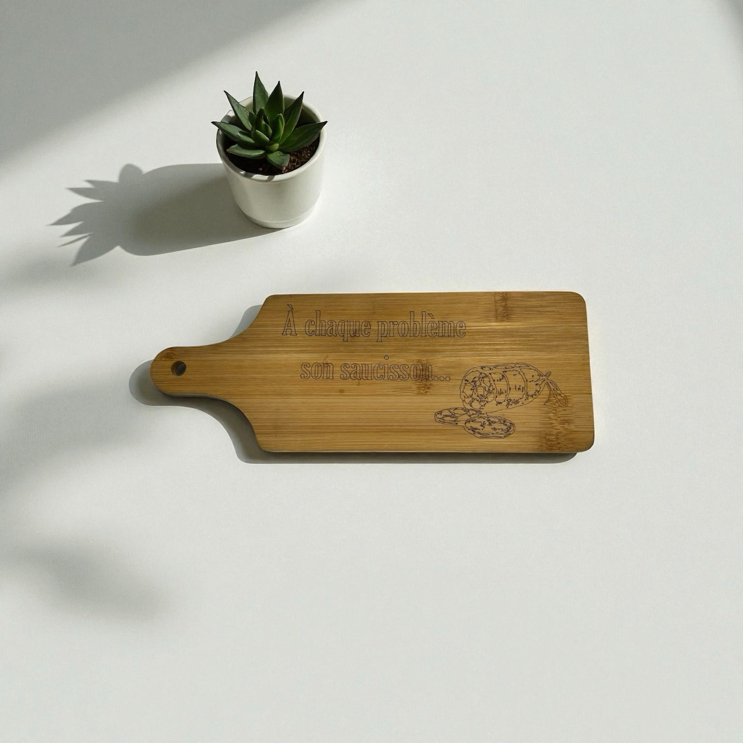 Planche à découper gravée : À chaque problème, sa solution… et son saucisson ! L’accessoire humoristique et pratique pour l’apéro – Image 2