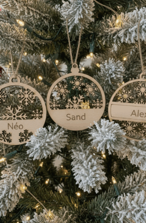 Boule de Noël flocon en bois personnalisée — gravure prénom ou texte au choix