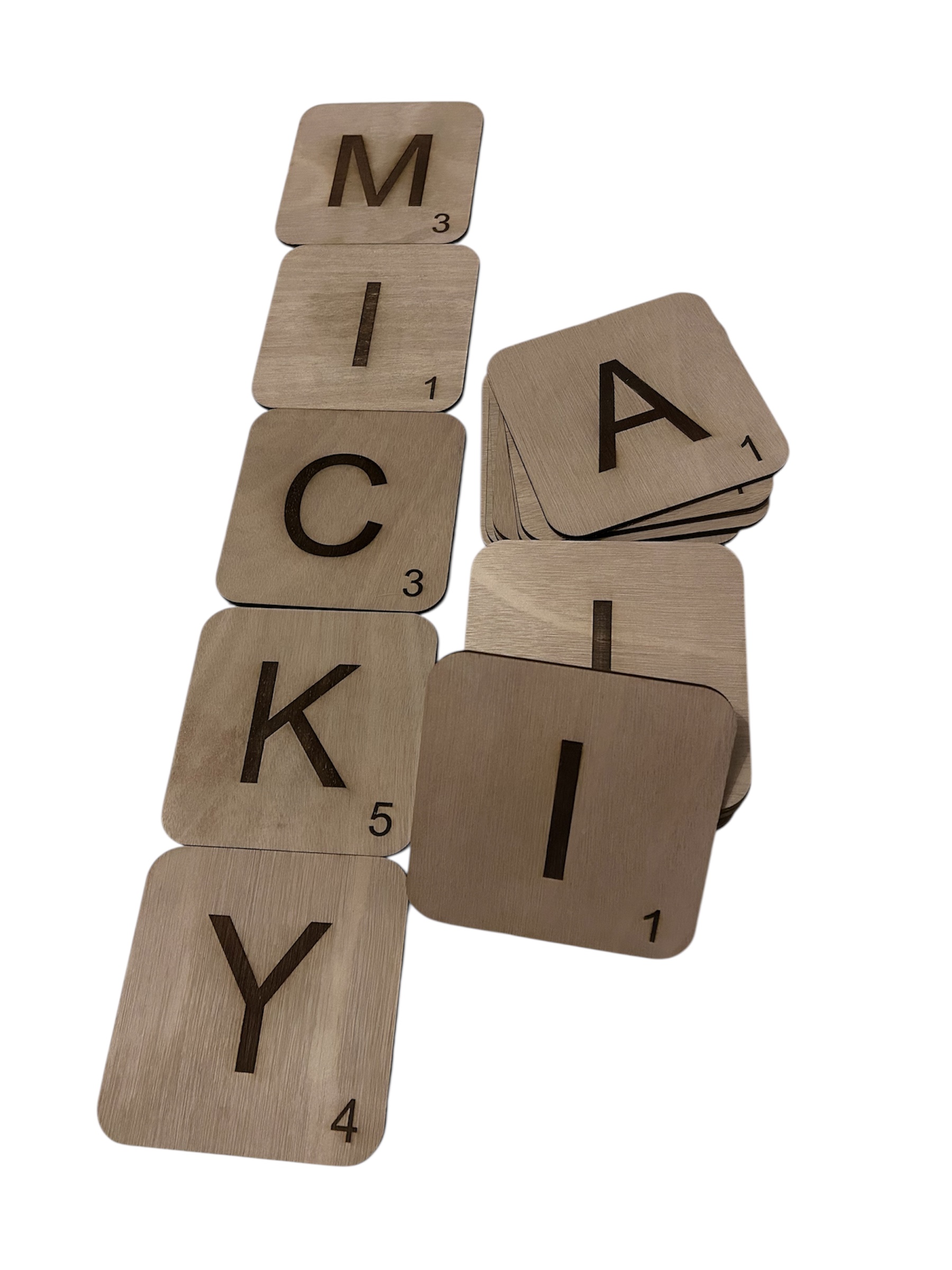 Décoration murale Scrabble personnalisée - Lettres en bois prénoms à composer - Variantes 8cm 10cm 12cm 15cm - Cadeau personnalisé famille – Image 3