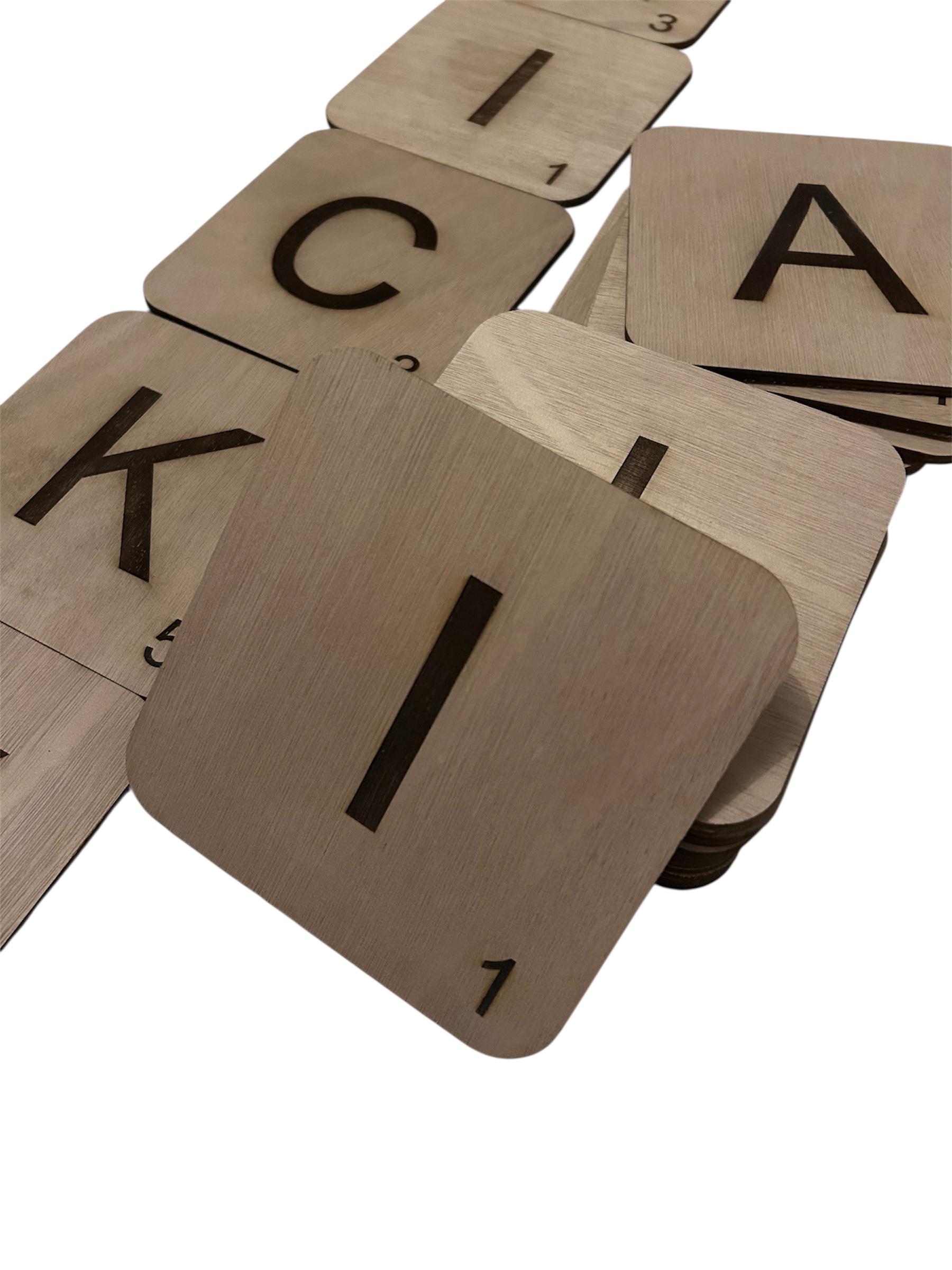 Décoration murale Scrabble personnalisée - Lettres en bois prénoms à composer - Variantes 8cm 10cm 12cm 15cm - Cadeau personnalisé famille – Image 2